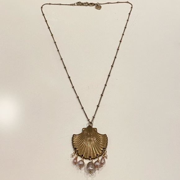 🐚Vintage Brass Shell Necklace🐚 - Picture 2 of 3